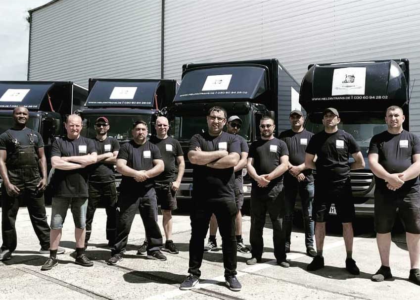 Das Bild zeigt die professionelle Mannschaft der Umzugsfirma Heldin Trans in Berlin.