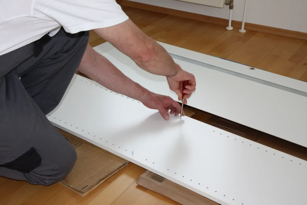 Möbel werden für einen Umzug fachgerecht abgebaut und für den Transport vorbereitet.